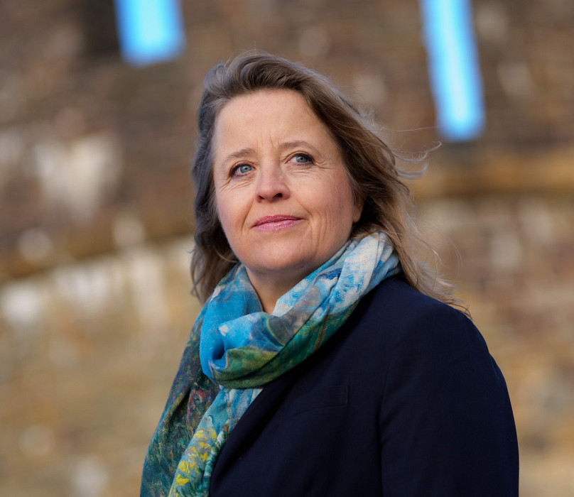 Afbeelding 2 in carrousel van Over mij / About me